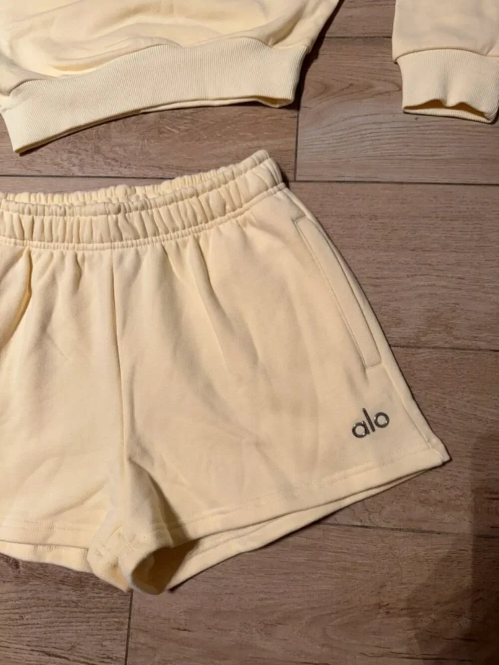 Alo Yoga Candle Yellow Cropped Sweatshirt & Shorts Set M